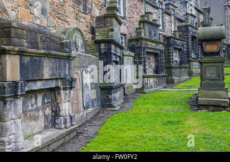 Ein Blick ins Innere der historischen Greyfriars Friedhof in Edinburgh, Schottland. Stockfoto