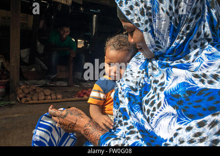 Frau mit seinem Sohn auf dem Markt von Stone Town, Sansibar, Tansania. Stockfoto