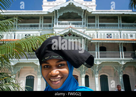 Mode Frau vor der alten Apotheke oder Ithnasheri Apotheke, typisch für südasiatische Architektur auf Stone Town, Stockfoto