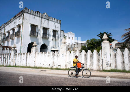 Fahrrad vor ein altes Zollhaus in der Mizingani Road, Stone Town, Sansibar, Tansania. Stockfoto