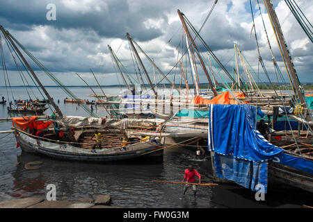 Harte Arbeiter arbeiten in der Harbur von Stone Town, entladen traditionellen Dhau in Sansibar, Tansania Stockfoto