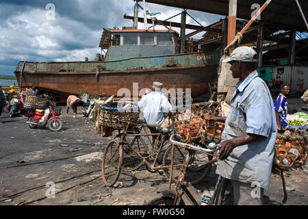Harte Arbeiter arbeiten in der Harbur von Stone Town, Sansibar Tansania Stockfoto