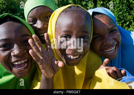 Junge Mädchen mit bunten Kleidung gekleidet in Kizimkazi Dimbani Dorf, Westküste, Sansibar, Tansania. Stockfoto