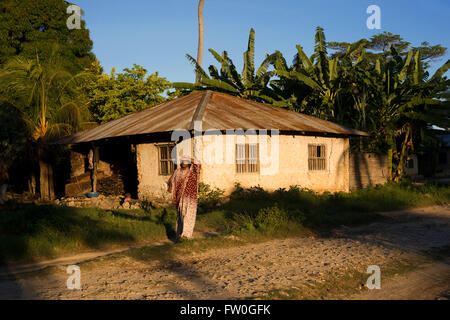 Frau in Kizimkazi Dimbani Dorf, Westküste, Sansibar, Tansania. Stockfoto