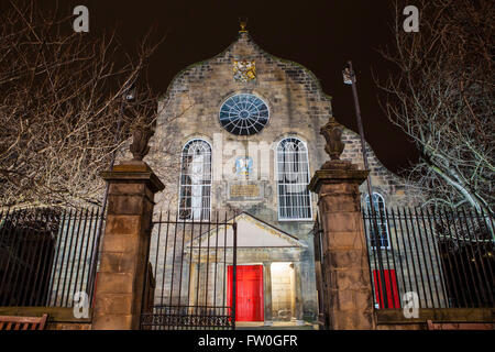 Die historischen Canongate Kirk entlang der Royal Mile in Edinburgh, Schottland. Stockfoto