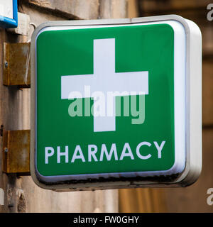 EDINBURGH, Schottland - 9. März 2016: Ein Zeichen für eine Apotheke in einem High Street in Edinburgh, am 9. März 2016. Stockfoto