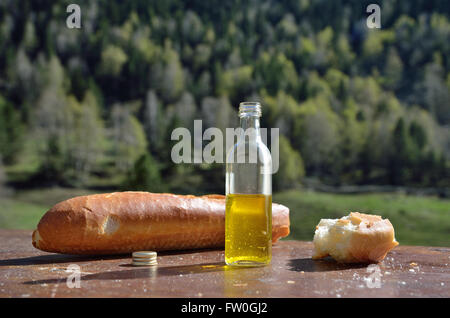 Brot und Öl auf den Tisch Stockfoto