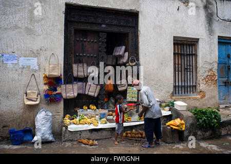 Verkauf von Limonen, Bananen und verschiedene Arten von Reis in der Innenstadt von Stone Town. Stockfoto