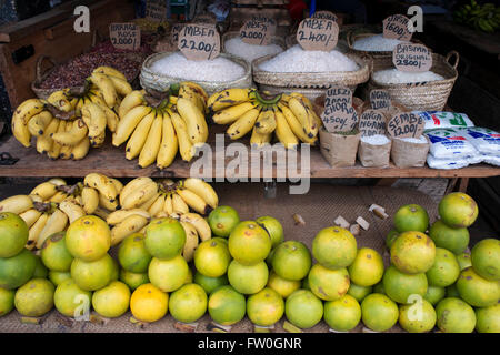Verkauf von Limonen, Bananen und verschiedene Arten von Reis auf dem Markt von Stone Town, Sansibar, Tansania. Stockfoto