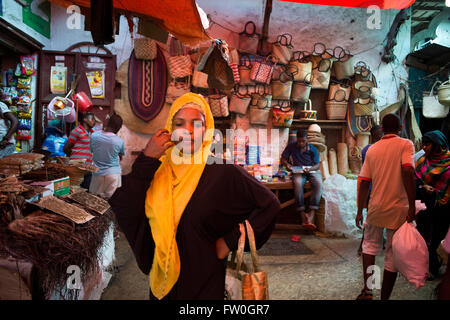 Porträt einer Frau auf dem Markt in Sone Stadt, Zanzibar.  Verkauf von trockenen Fisch, Weidenkörbe und andere verschiedene Gegenstände in der Sto Stockfoto