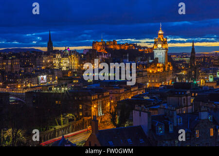 EDINBURGH, Schottland - 9. März 2016: Eine schöne Aussicht vom Calton Hill in Edinburgh, an den Sehenswürdigkeiten von Edinburgh Castle, Stockfoto