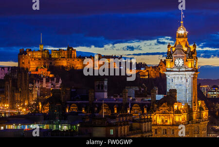 EDINBURGH, Schottland - 9. März 2016: Eine schöne Aussicht vom Calton Hill in Edinburgh, an den Sehenswürdigkeiten von Edinburgh Castle ein Stockfoto