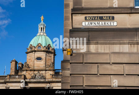 EDINBURGH, Schottland - 10. März 2016: A Straßenschild für die Royal Mile in Edinburgh mit dem äußeren der Bank of Scotland Stockfoto
