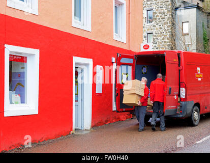 Postbote, Postbotin, Königliche Post van und Postamt, Tobermory, Isle of Mull, Inneren Hebriden, Argyll & Bute, Scotland UK Stockfoto