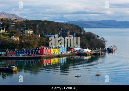 Bunte Häuser säumen den Hafen in den Hafen von Tobermory, Isle of Mull, Inneren Hebriden, Argyll and Bute, Scotland UK Stockfoto