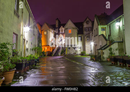 EDINBURGH, Schottland - 11. März 2016: Eine nächtliche Aufnahme des schönen Whitehorse enge in Edinburgh am 11. März 2016. Stockfoto