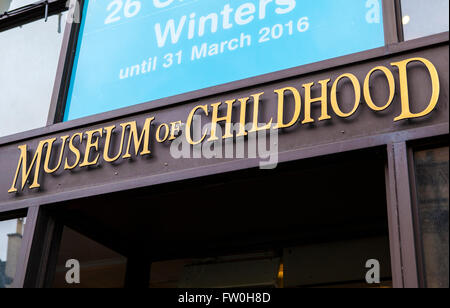 EDINBURGH, Schottland - 12. März 2016: Ein Blick auf das Schild über dem Haupteingang zum Museum of Childhood in Edinburgh, auf 12 Stockfoto