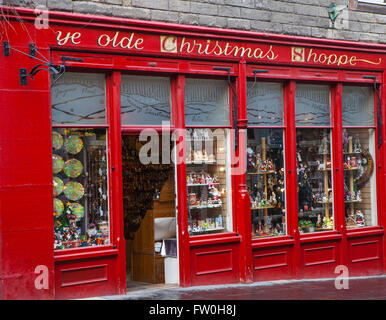 EDINBURGH, Schottland - 12. März 2016: Ye Olde Weihnachten Shoppe am 12. März 2016 auf Canongate in Edinburgh gelegen. Stockfoto