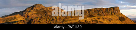 Panoramablick auf Holyrood Park in Edinburgh, Schottland.  Die Namen der Hügel enthalten Arthurs Seat und Salisbury Crags. Stockfoto