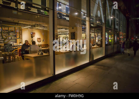 Nachtszene: London, England, eine Restaurantfront, respektvoll im Stil von „Nighthawk“ von Edward Hopper gedreht Stockfoto