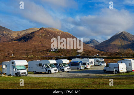 Wohnmobile geparkt im Sligacan Campingplatz, Sligachan, Ilse von Skye, Schottland, Vereinigtes Königreich Stockfoto