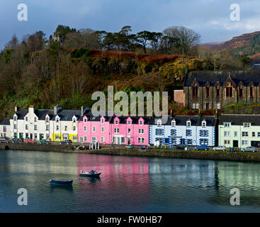 Pastellfarbene Haus rund um den Hafen von Portree, Isle Of Skye, Schottland, Vereinigtes Königreich Stockfoto