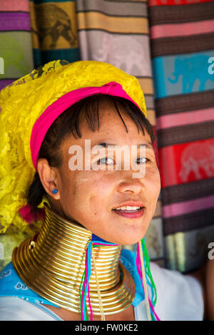 Unbekannte Frau von Karen Long Neck Village in der Nähe von Chiang Mai, Thailand. Stockfoto