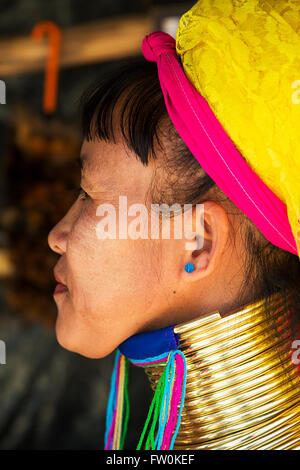 Unbekannte Frau von Karen Long Neck Village in der Nähe von Chiang Mai, Thailand. Stockfoto