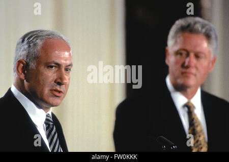 Washington, DC, USA, 9. Juli 1996 Benjamin Netanyahu Israels Premierminister im East Room des weißen Hauses während der Pressekonferenz mit Präsident William Clinton.  Benjamin "Bibi" Netanjahu (geboren 21. Oktober 1949) ist ein israelischer Politiker und der aktuelle Premierminister Israels. Er ist derzeit als Mitglied der Knesset, dem Vorsitzenden der Likud-Partei und Minister für öffentliche Diplomatie und Diaspora. Säkularen jüdischen Eltern in Tel Aviv geboren, Netanyahu ist der erste israelische Premierminister in Israel geboren, nach der Gründung des Staates Credit: Mark Reinstein Stockfoto