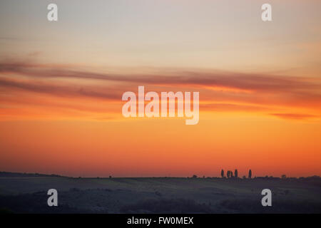 Frühling farbenprächtigen Sonnenuntergang in den Bergen, Ukraine Stockfoto