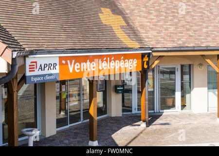 Ein Telepeage Büro für automatisierte Reisen auf französischen Autobahnen an einer Tankstelle. Stockfoto