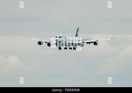 Cathay Pacific Boeing 747 Wide Body Frachtflugzeug Ansatz für eine Landung auf dem internationalen Flughafen Vancouver Stockfoto