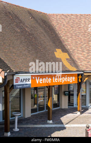 Ein Telepeage Büro für automatisierte Reisen auf französischen Autobahnen an einer Tankstelle. Stockfoto