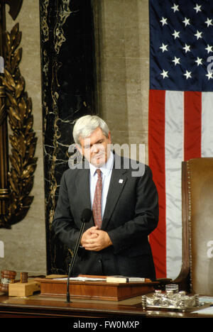 Washington, DC, USA, 4. Januar 1995 Kongressabgeordnete Newt Gingrich ist als der erste republikanische Sprecher des Hauses in 40 Jahren während der Eröffnungsveranstaltung der 104. US-Kongress in Washington, D.C. vereidigt er als Mitglied der Republikanischen Partei Georgiens 6. Kongreßbezirk von 1979 bis zu seinem Rücktritt im Jahr 1999 dargestellt, und diente als der 58. Sprecher des Repräsentantenhauses der Vereinigten Staaten von 1995 bis 1999. Gingrich war ein Kandidat für die Präsidentschaftsnominierung der 2012-Republikanische Partei. Bildnachweis: Mark Reinstein Stockfoto