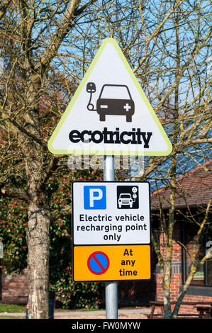 Melden Sie sich für ein Ecotricity Elektrofahrzeug aufladen Punkt. Stockfoto