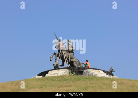 Ein Mann und eine Frau reinigen Sie die Statue von Bhai Fateh Singh Baba Banada Singh Bahadur Sikh Memorial Gardens Stockfoto