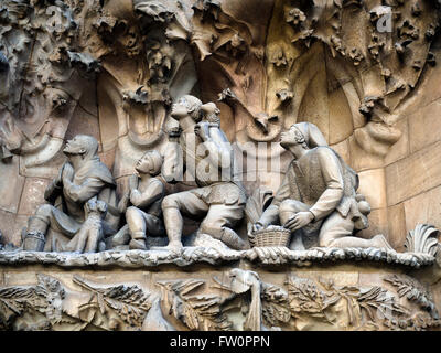 Skulpturen an der Geburtsfassade der Basílica ich Temple Expiatori De La Sagrada Família entworfen von spanischen Architekten Antoni Gaudí - Barcelona, Spanien Stockfoto