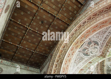 Sterne Holzdecke und Wand Schablonieren im Altarraum St. Georges Church, Hampnett, Cotswolds, Gloucestershire, England Stockfoto