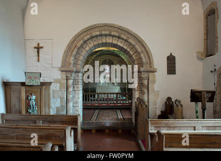 Das 13. Jahrhundert Chorbogen in St. Georges Church, Hampnett, Cotswolds, Gloucestershire, England Stockfoto