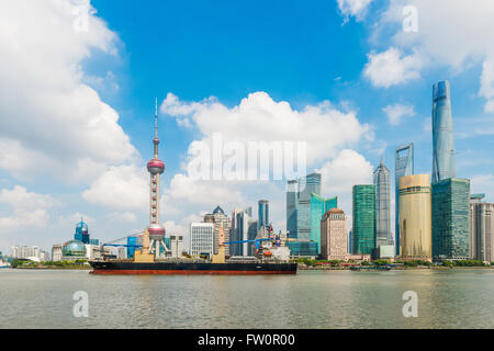 Skyline-Blick vom Bund Uferpromenade am Pudong New Area - Geschäftsviertel von Shanghai. Shanghai in den dynamischsten Stadt des Chi Stockfoto