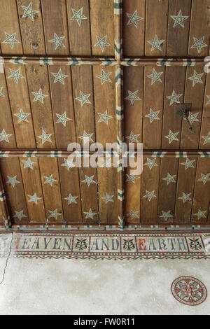 Sterne Holzdecke und Wand Schablonieren im Altarraum St. Georges Church, Hampnett, Cotswolds, Gloucestershire, England Stockfoto