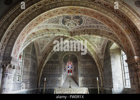 Victorian gewölbte Decke und Schablonieren in der Wallfahrtskirche St. Georges Church, Hampnett, Cotswolds, Gloucestershire, England Stockfoto