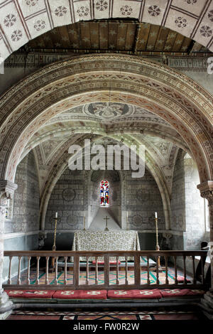 Viktorianische Wand Schablonieren und Altar in der Wallfahrtskirche St. Georges Church, Hampnett, Cotswolds, England Stockfoto