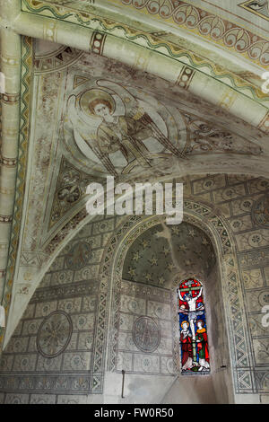 Viktorianischen Wand Schablonieren und Buntglas-Fenster in der Wallfahrtskirche St. Georges Church, Hampnett, Cotswolds, England Stockfoto