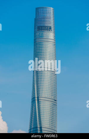 Der Shanghai Tower vor blauem Himmel Stockfoto