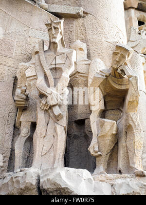 Skulpturen von Josep Maria Subirachs an der Fassade der Leidenschaft von der Basílica ich Temple Expiatori De La Sagrada Família entworfen vom spanischen Architekten Antoni Gaudí - Barcelona, Spanien Stockfoto