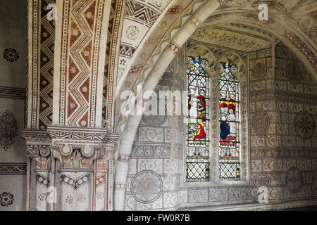 Viktorianische Wand Schablonieren in der Wallfahrtskirche St. Georges Church, Hampnett, Cotswolds, Gloucestershire, England Stockfoto