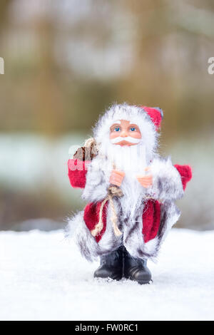 Santa Claus Figur stehend im weißen Schnee außerhalb Stockfoto