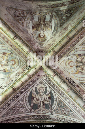 Victorian gewölbte Decke und Schablonieren in der Wallfahrtskirche St. Georges Church, Hampnett, Cotswolds, Gloucestershire, England Stockfoto