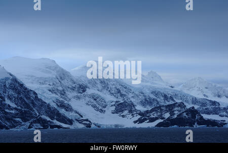 Gewitterhimmel über dem Schnee bedeckt Berge und Gletscher der Krönung Insel.  Süd-Orkney-Inseln, Antarktis Stockfoto